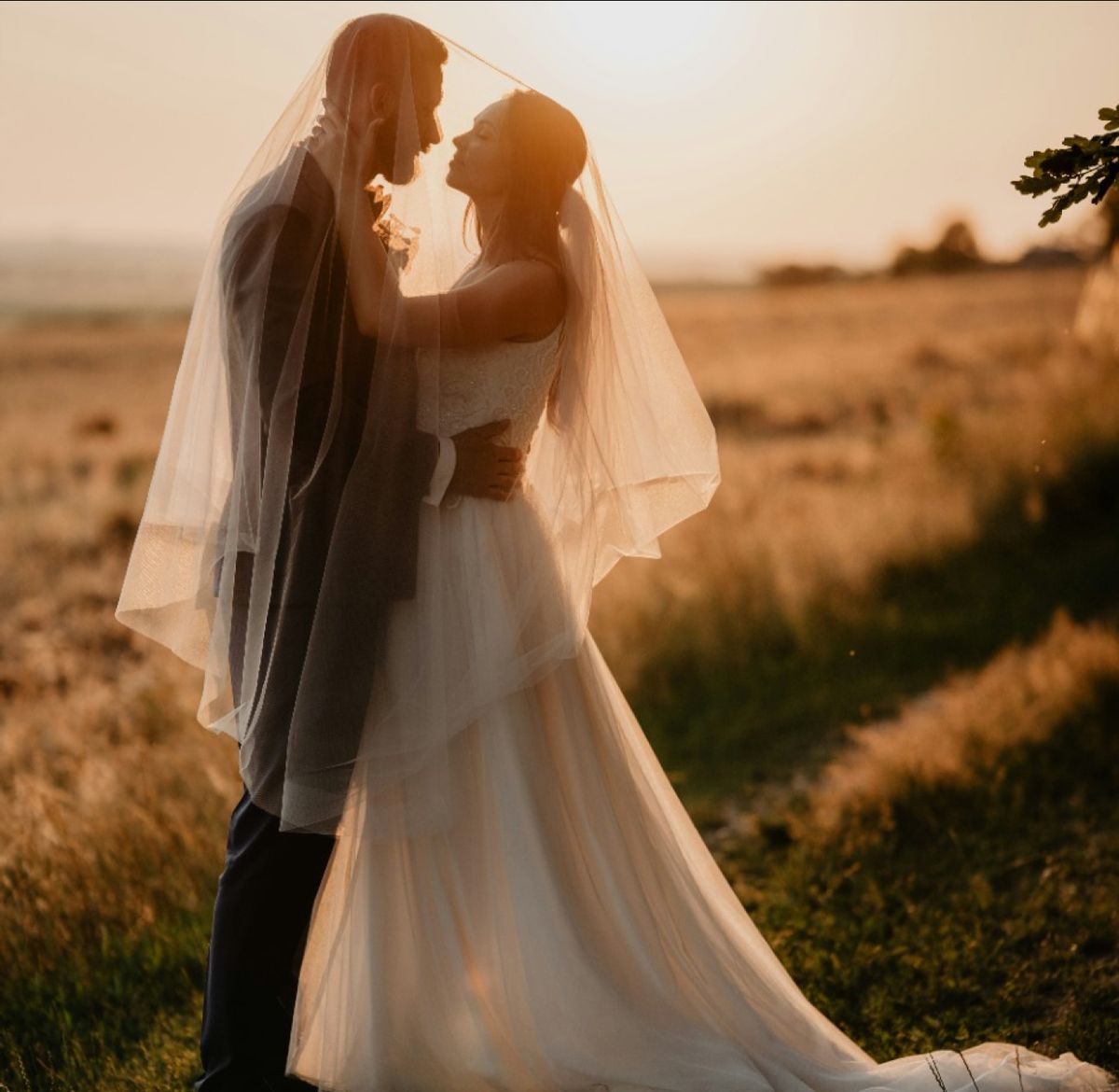 Photo de couple au coucher du soleil sur la Côte d'Azur, photographe de mariage à Nice
