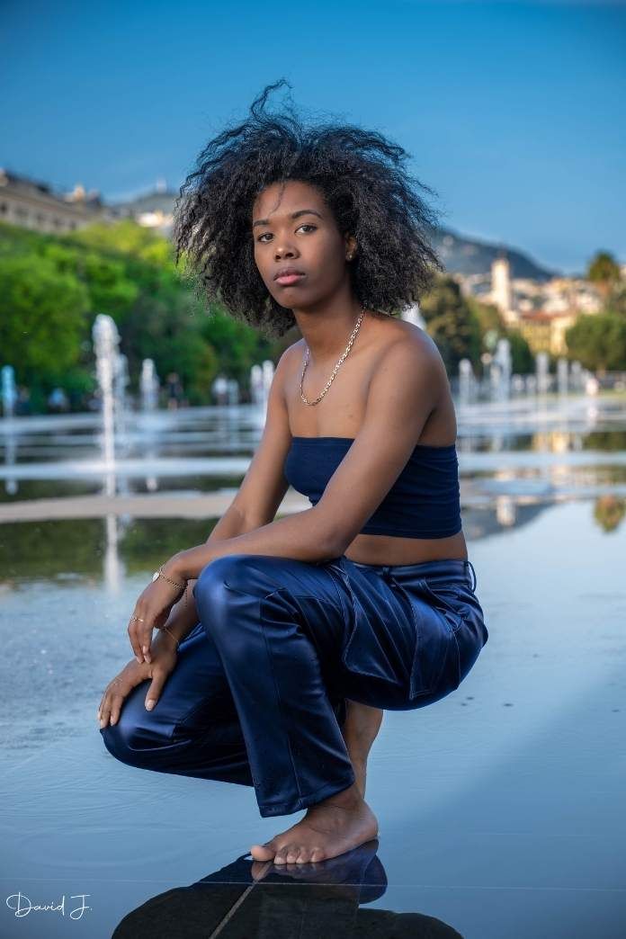 Portrait réalisé par un photographe à Nice, près de la fontaine de la place Masséna